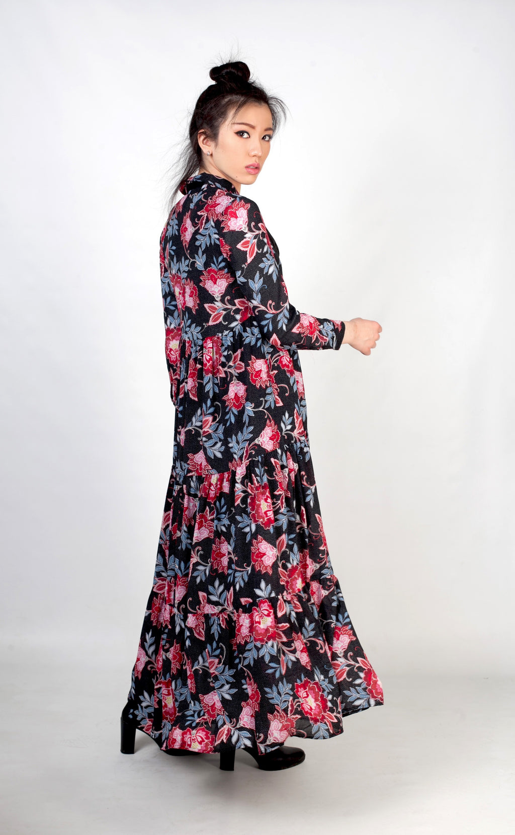 Maxi vestido estampado y con lazo- negro y rojo