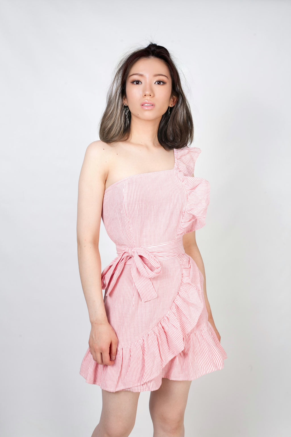Vestido con volante y lazo en la cintura con una sola manga rojo y blanco