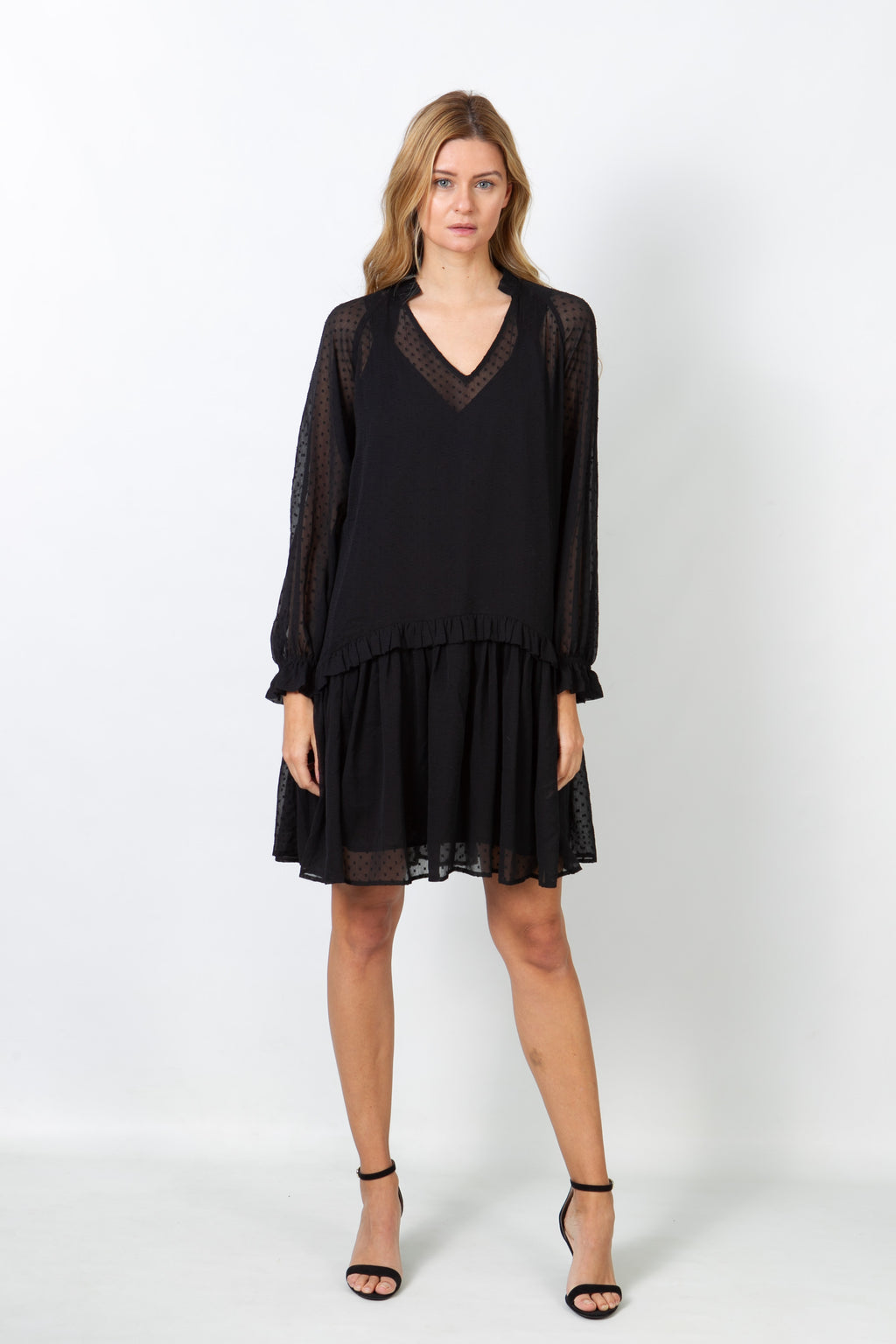vestido estilo camisola con volante negro