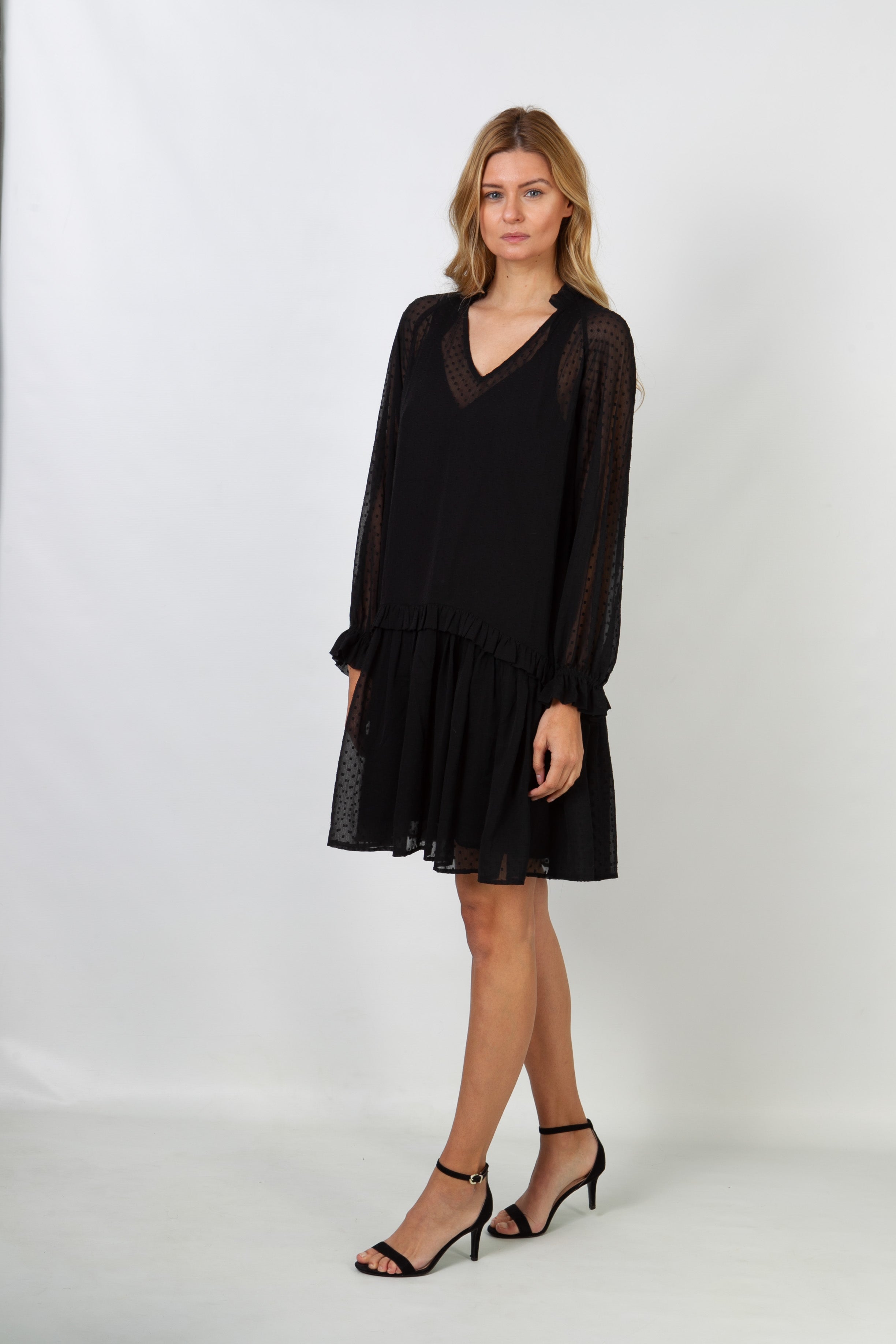 vestido estilo camisola con volante negro