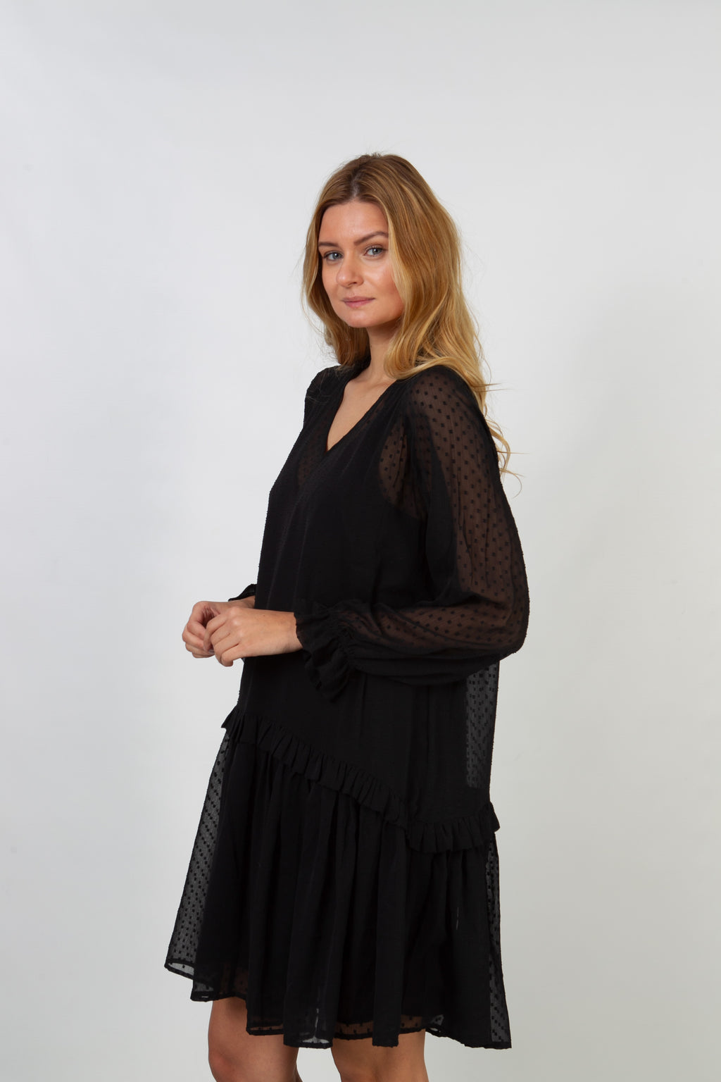 vestido estilo camisola con volante negro