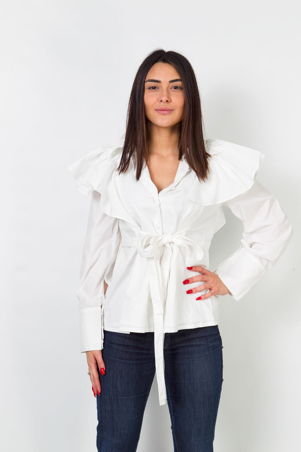 Camisa blanca con detalle volante