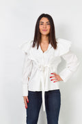 Camisa blanca con detalle volante