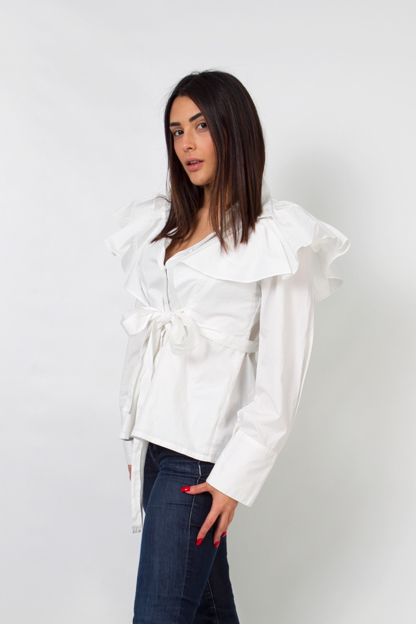 Camisa blanca con detalle volante