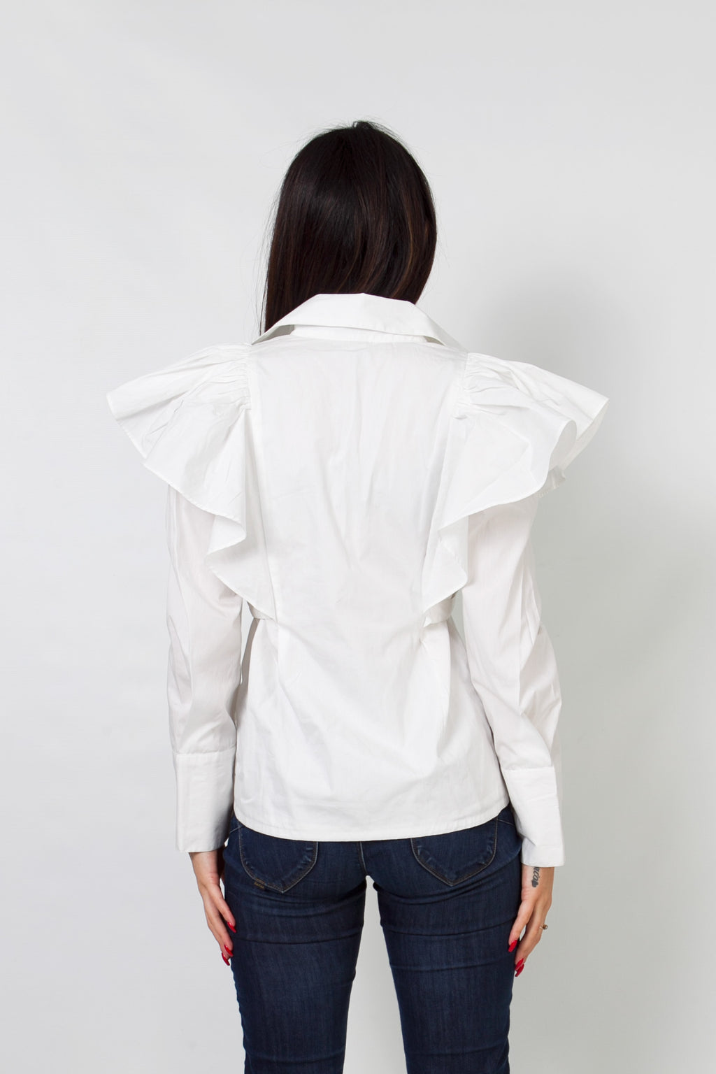 Camisa blanca con detalle volante