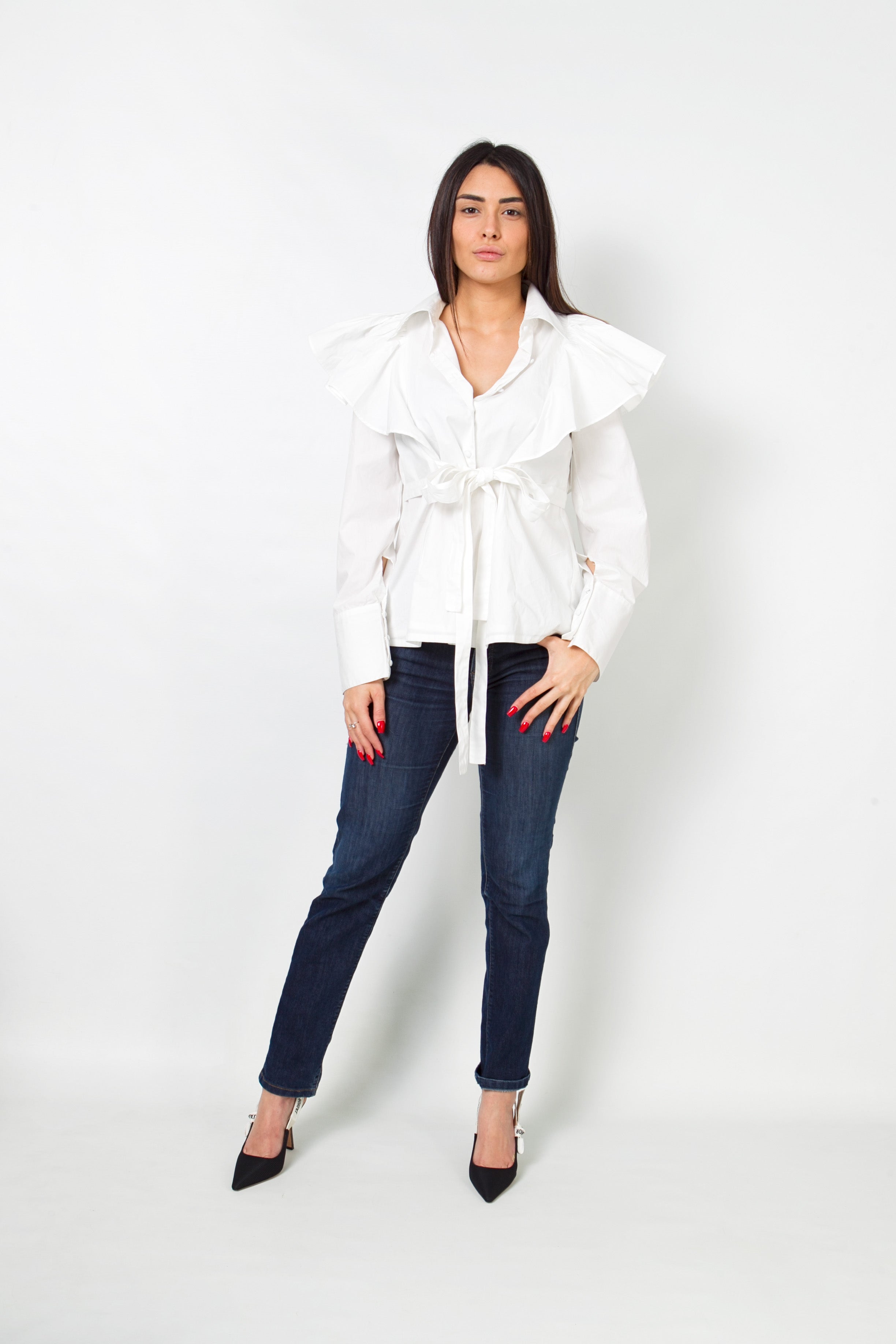 Camisa blanca con detalle volante