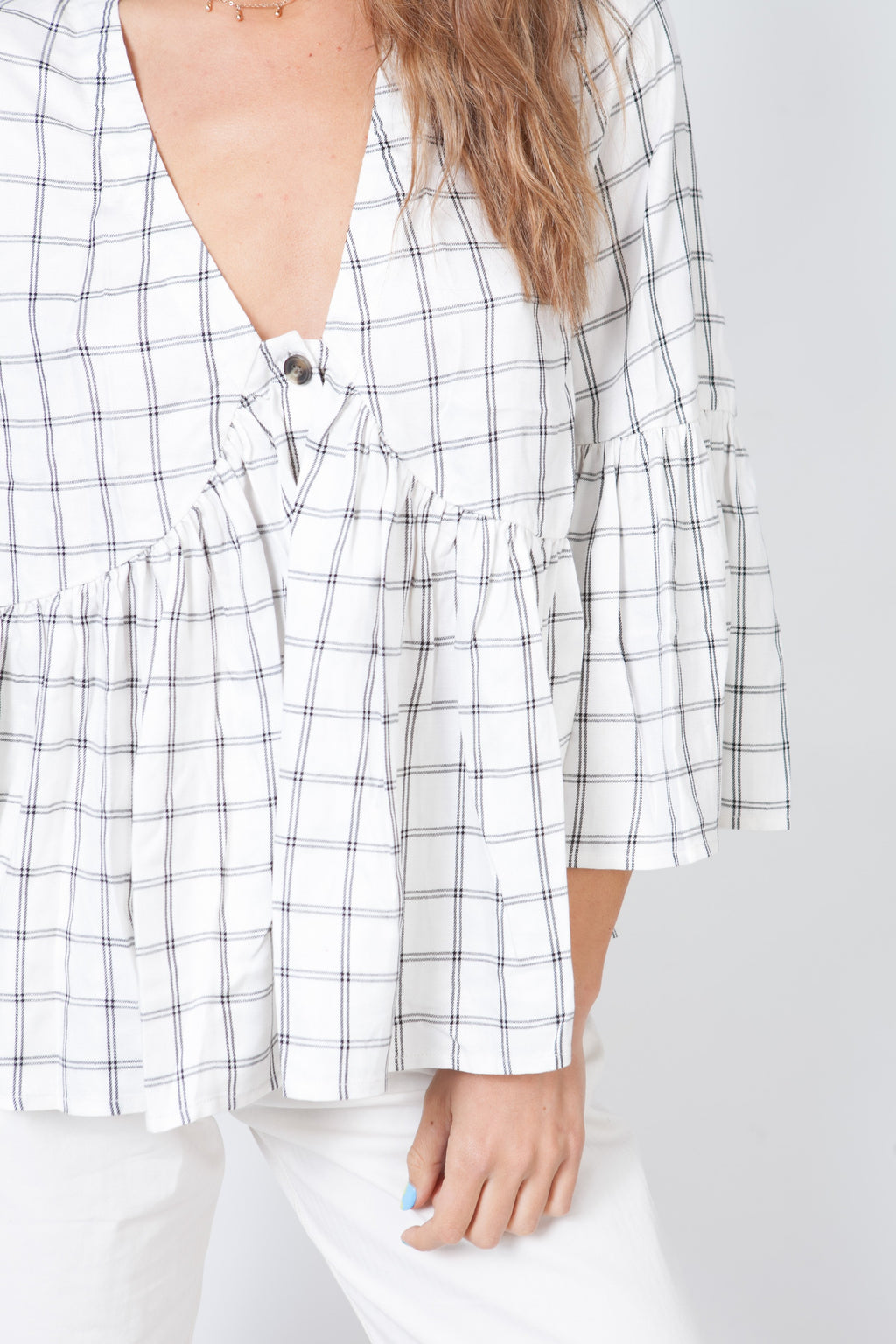 Blusa Fruncida Con Cuello En V-Blanca