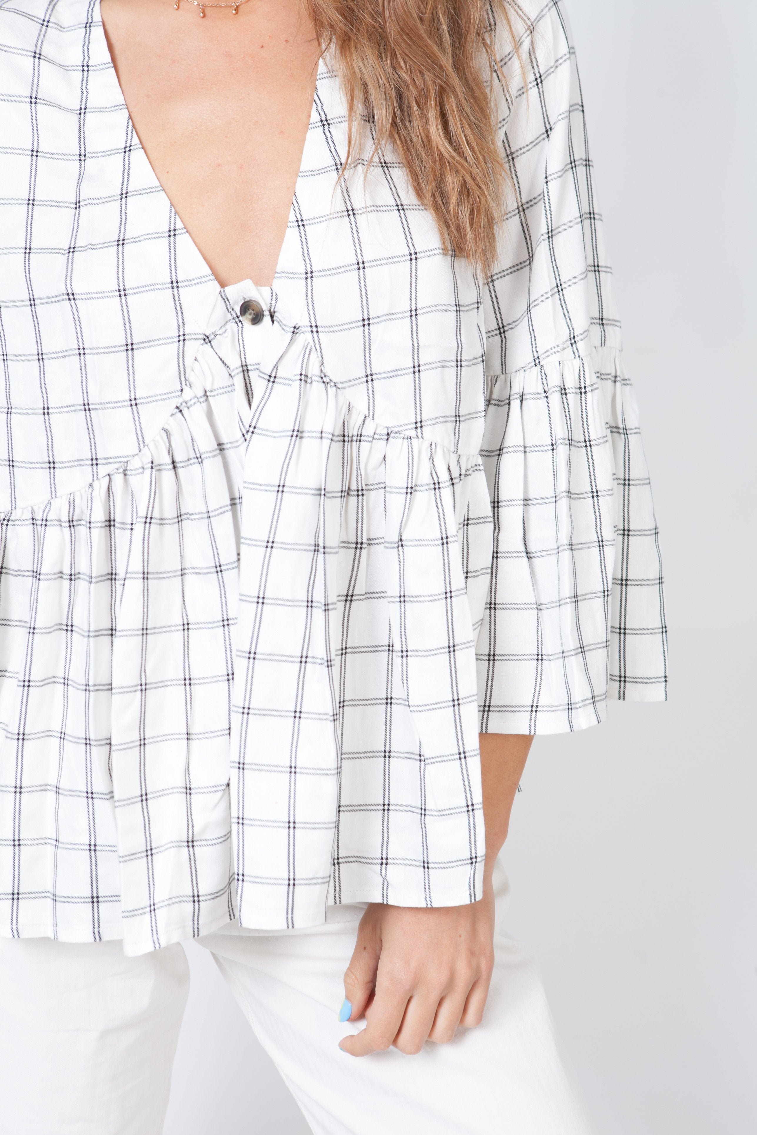 Blusa Fruncida Con Cuello En V-Blanca