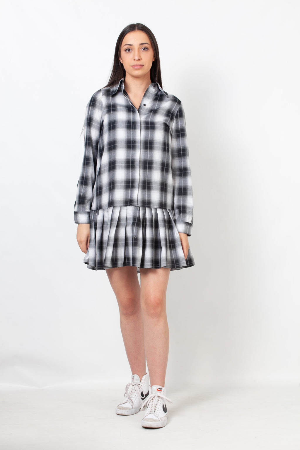 Vestido camisero con bajo asimétrico - Blanco y negro