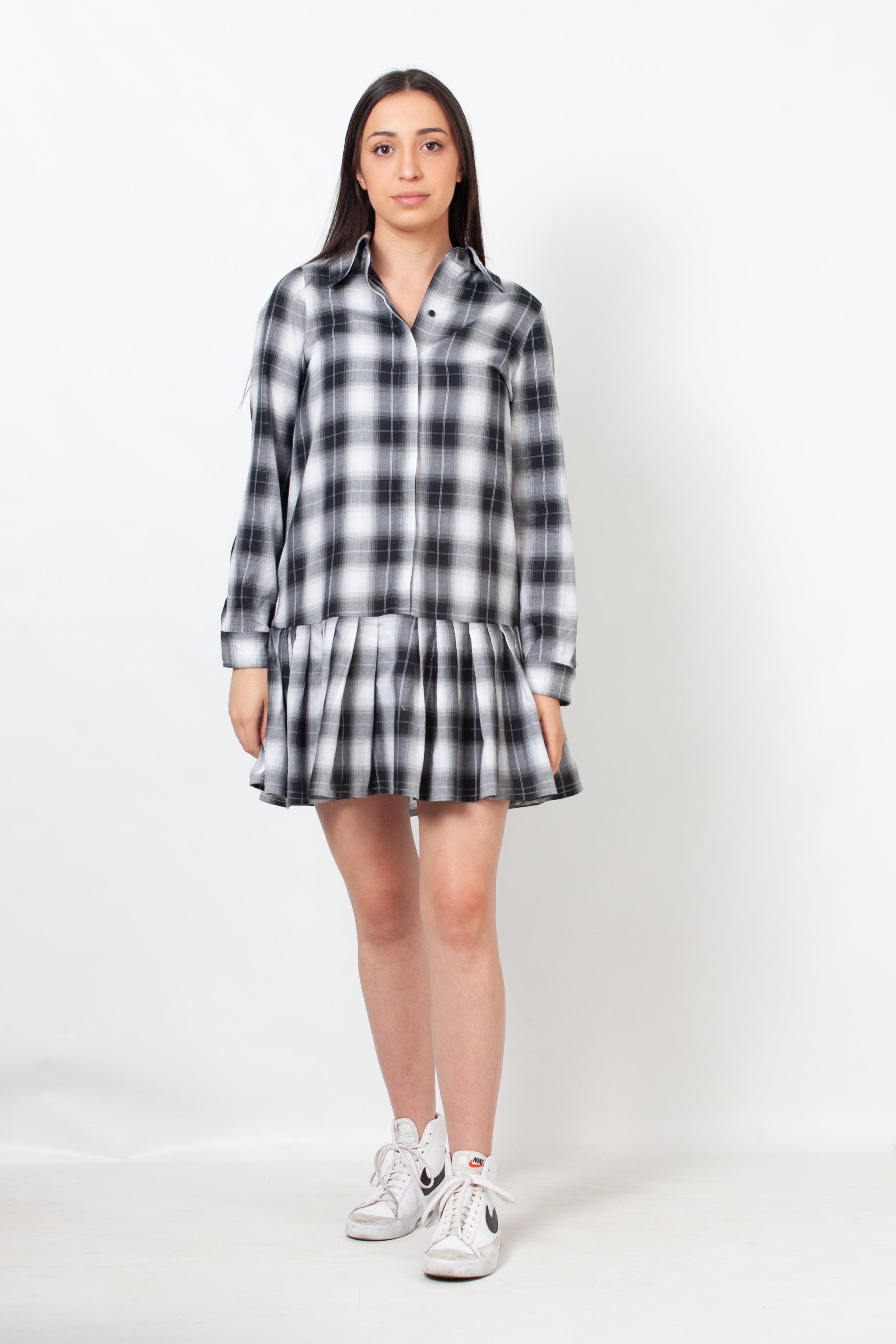 Vestido camisero con bajo asimétrico - Blanco y negro