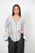 blusa con botoenes delanteros y manga abierta blanca y negra