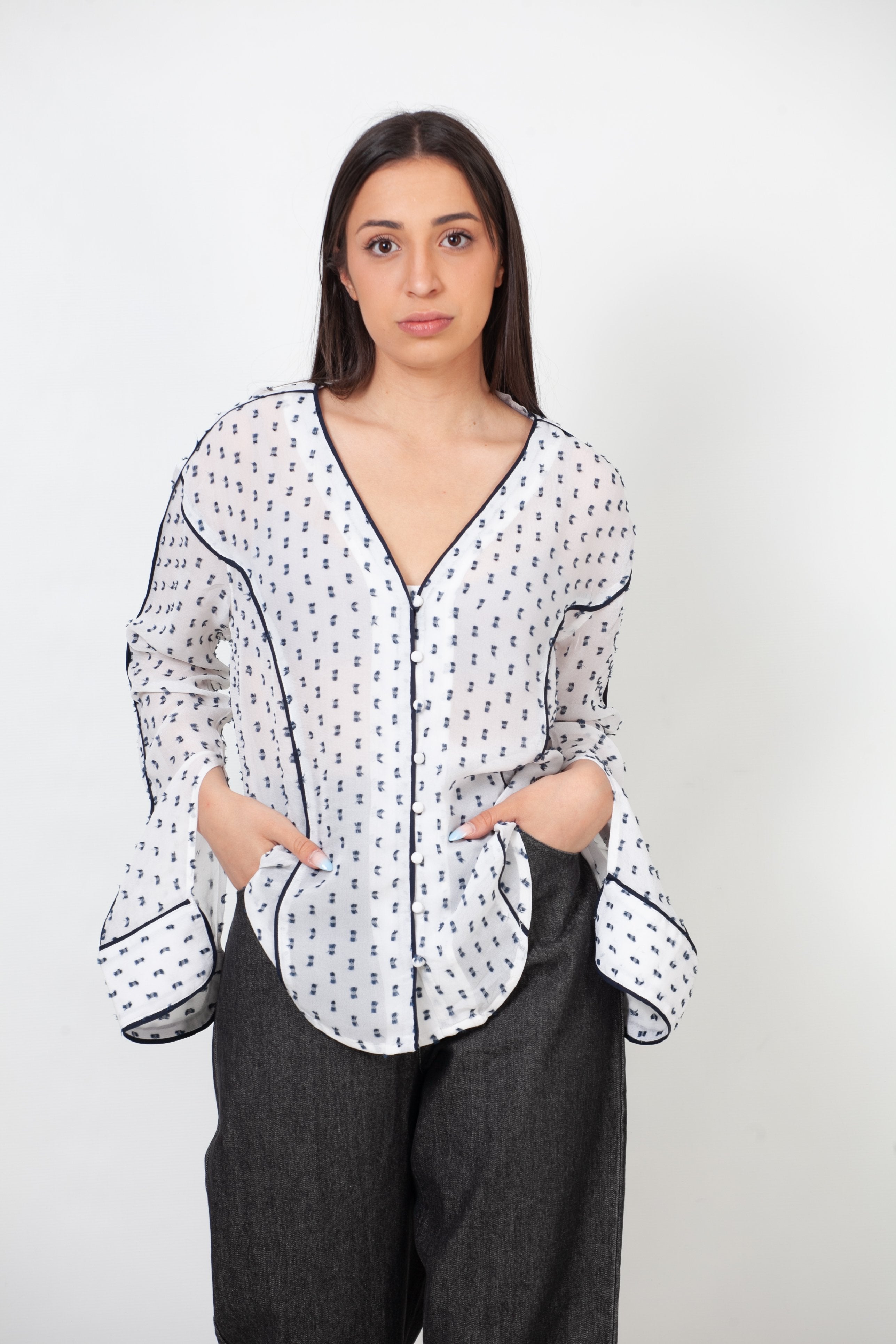 blusa con botoenes delanteros y manga abierta blanca y negra