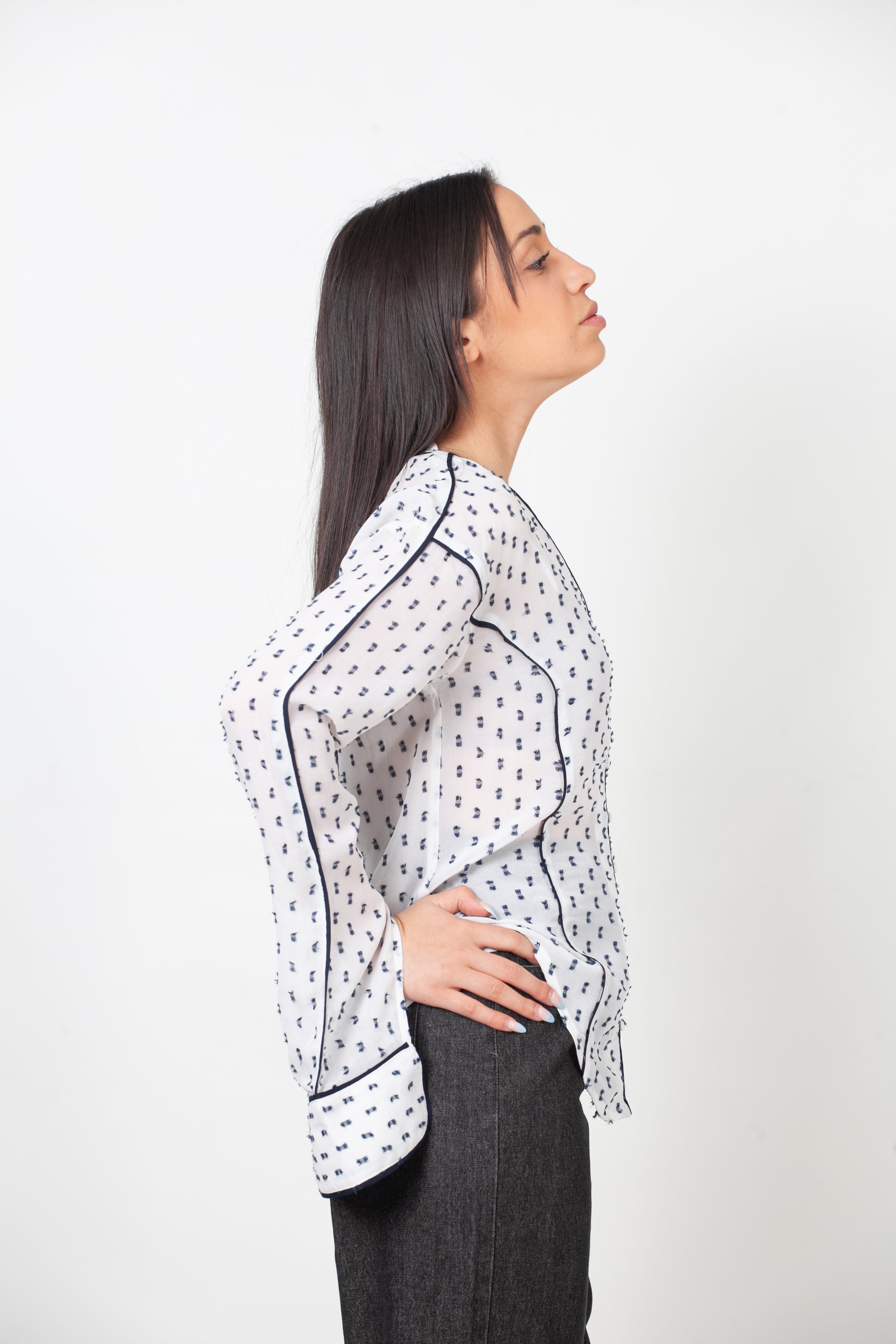 blusa con botoenes delanteros y manga abierta blanca y negra