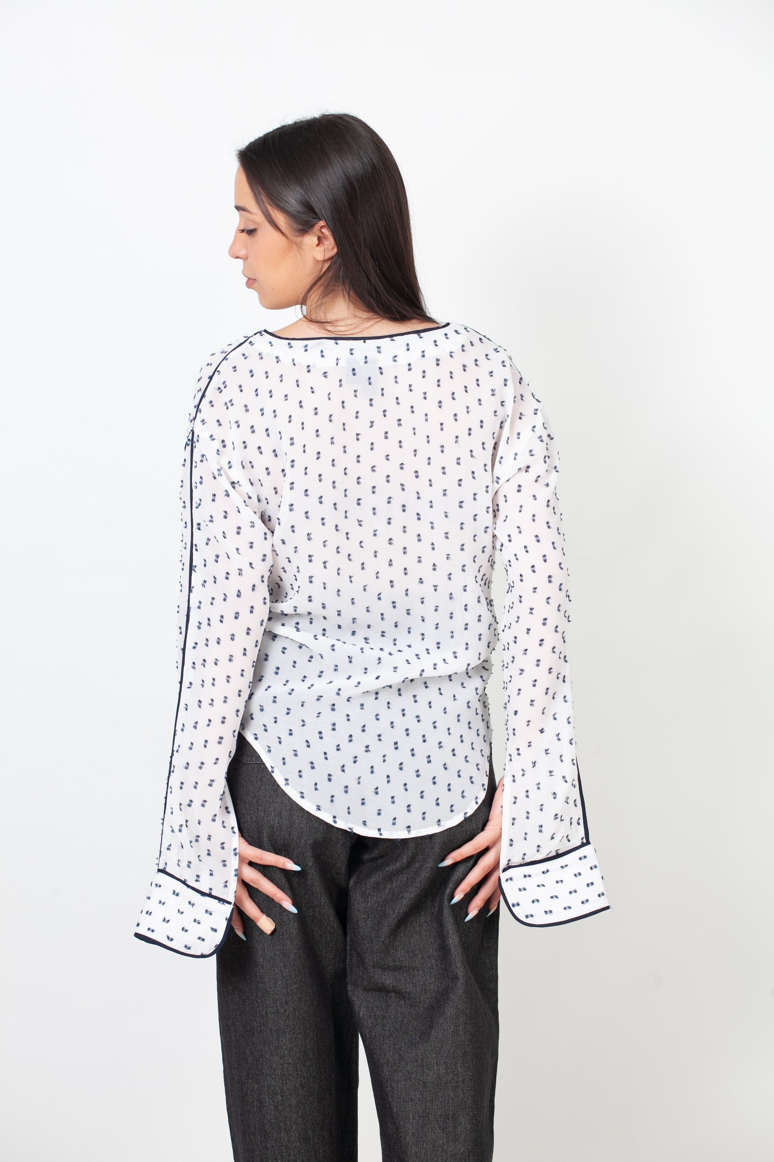 blusa con botoenes delanteros y manga abierta blanca y negra