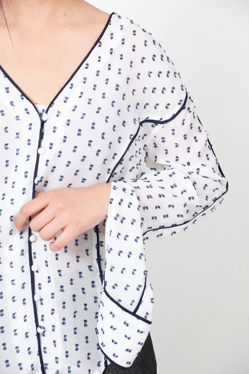 blusa con botoenes delanteros y manga abierta blanca y negra
