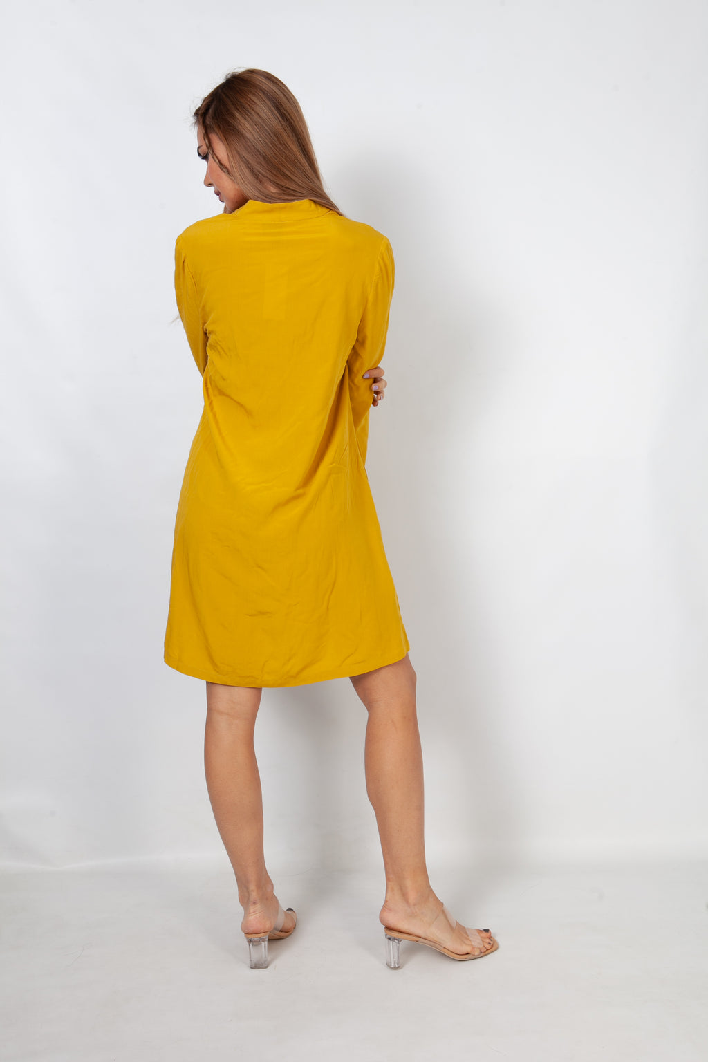 Vestido cuello v en amarillo