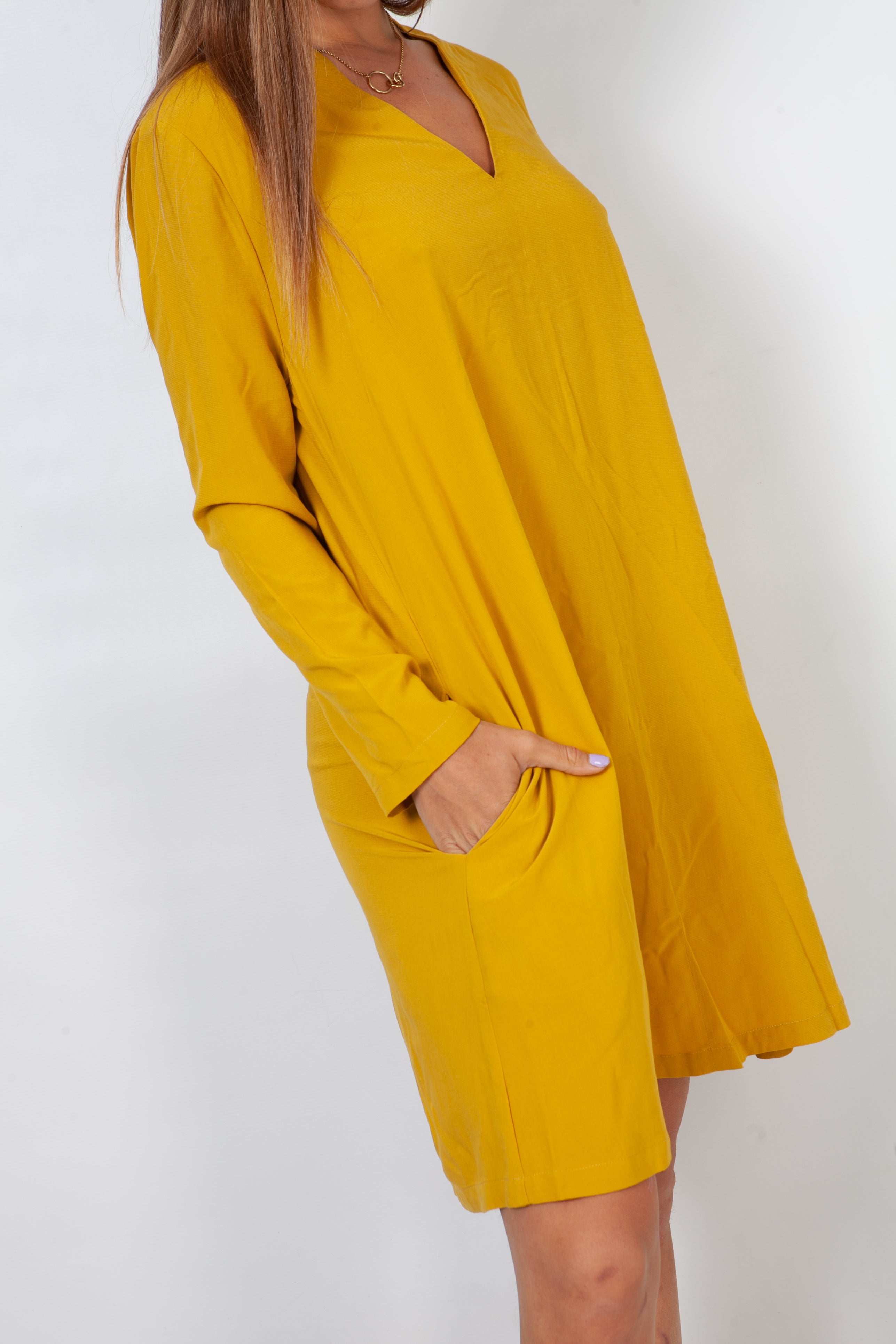 Vestido cuello v en amarillo