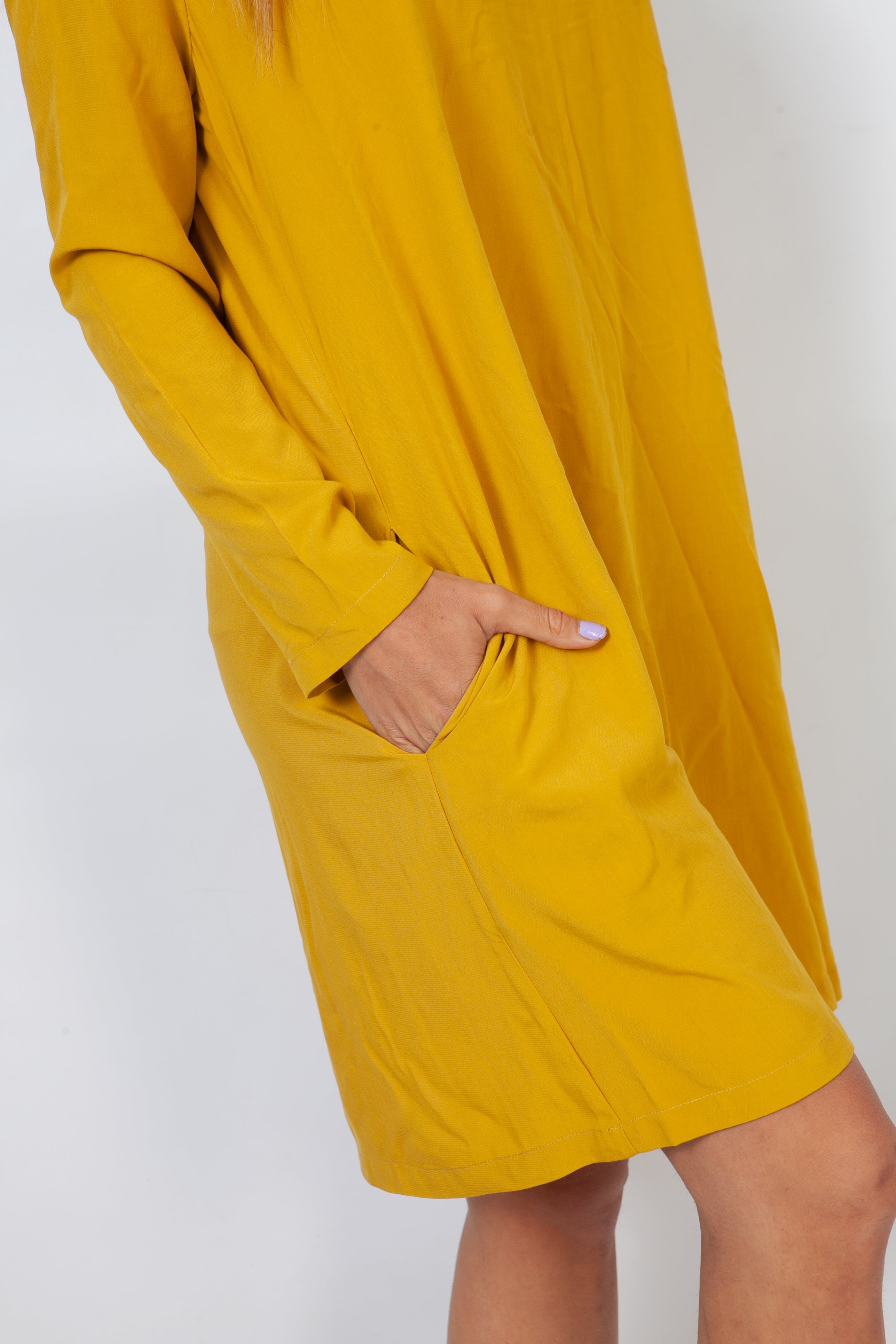 Vestido cuello v en amarillo
