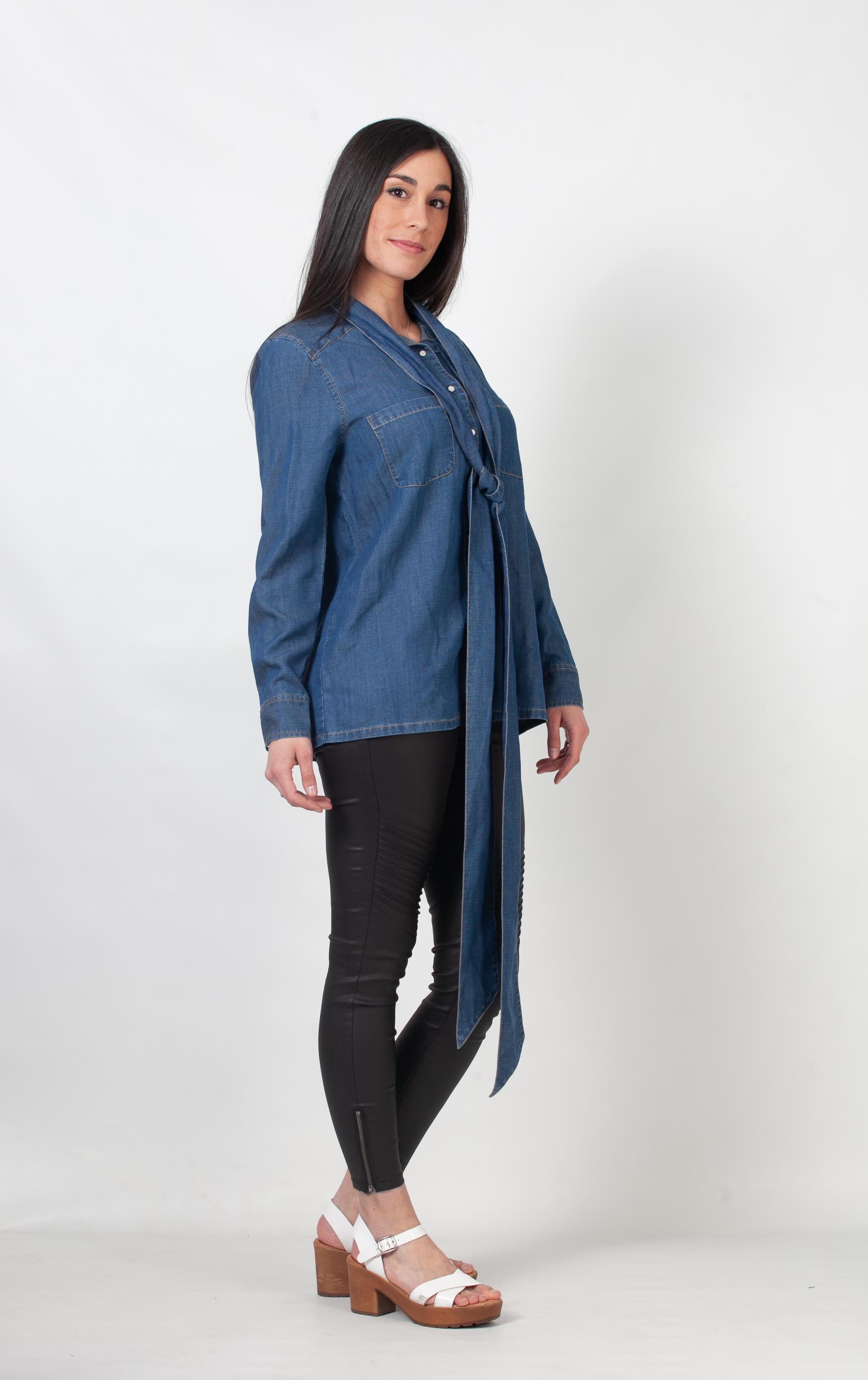 Camisa azul con lazo al cuello abotonada
