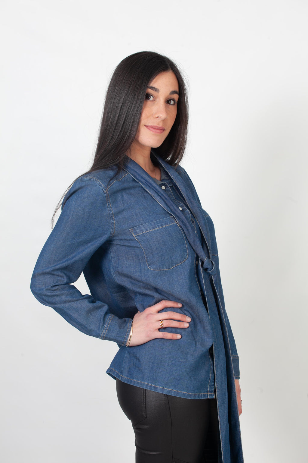 Camisa azul con lazo al cuello abotonada