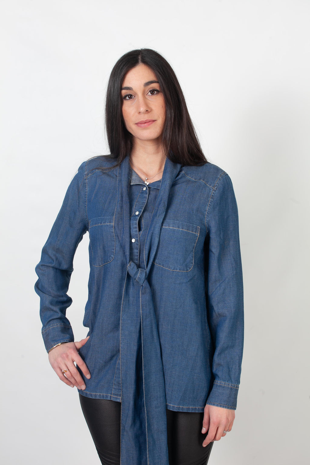 Camisa azul con lazo al cuello abotonada