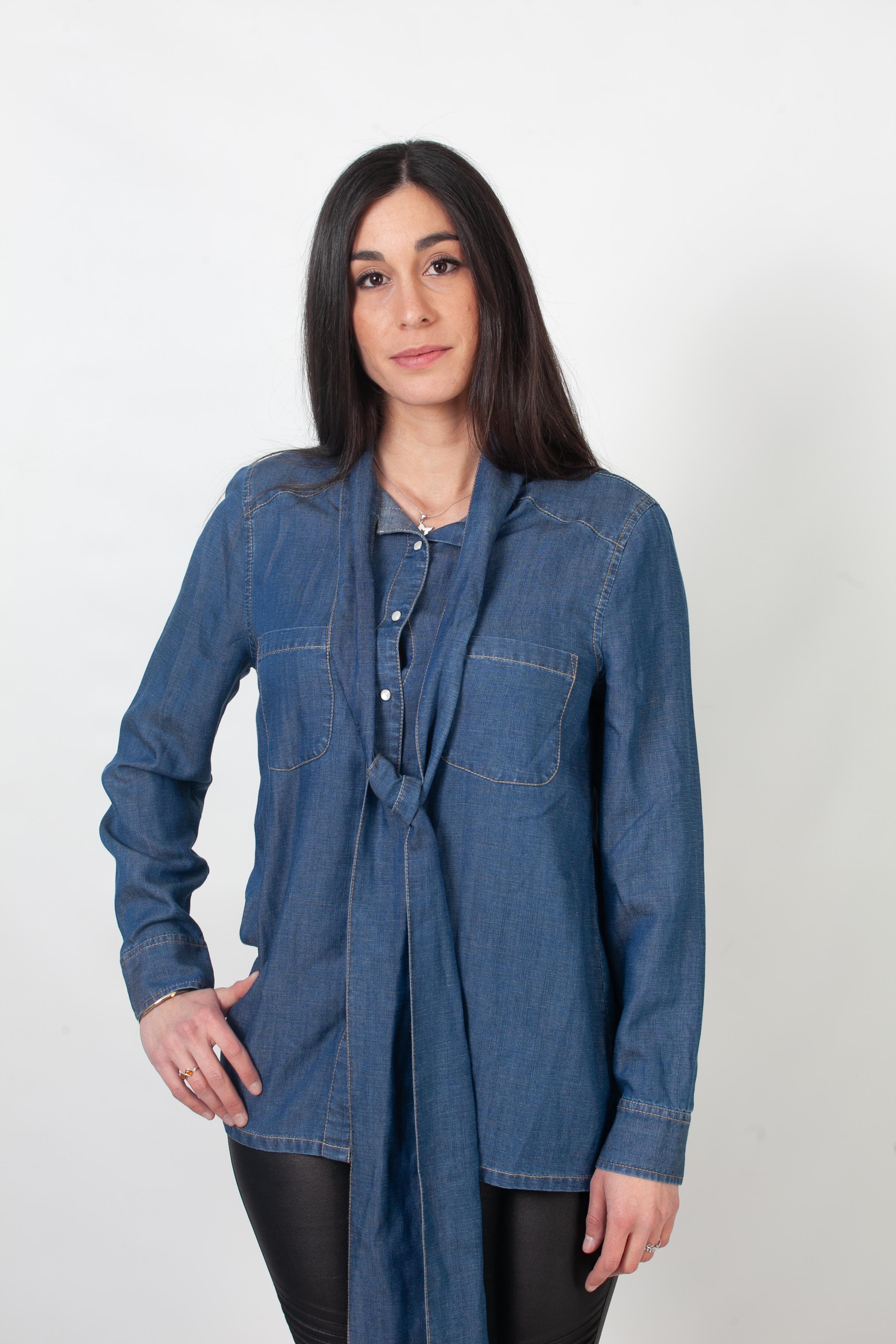 Camisa azul con lazo al cuello abotonada