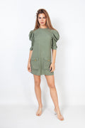 Vestido con bolsillos y mangas hinchadas verde militar