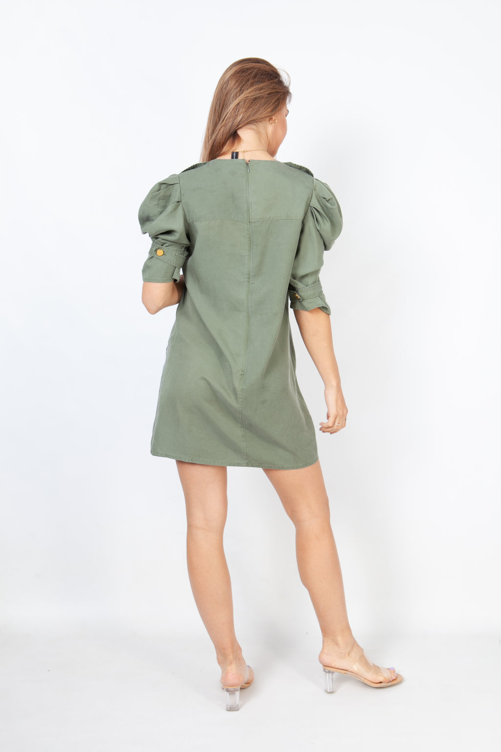 Vestido con bolsillos y mangas hinchadas verde militar