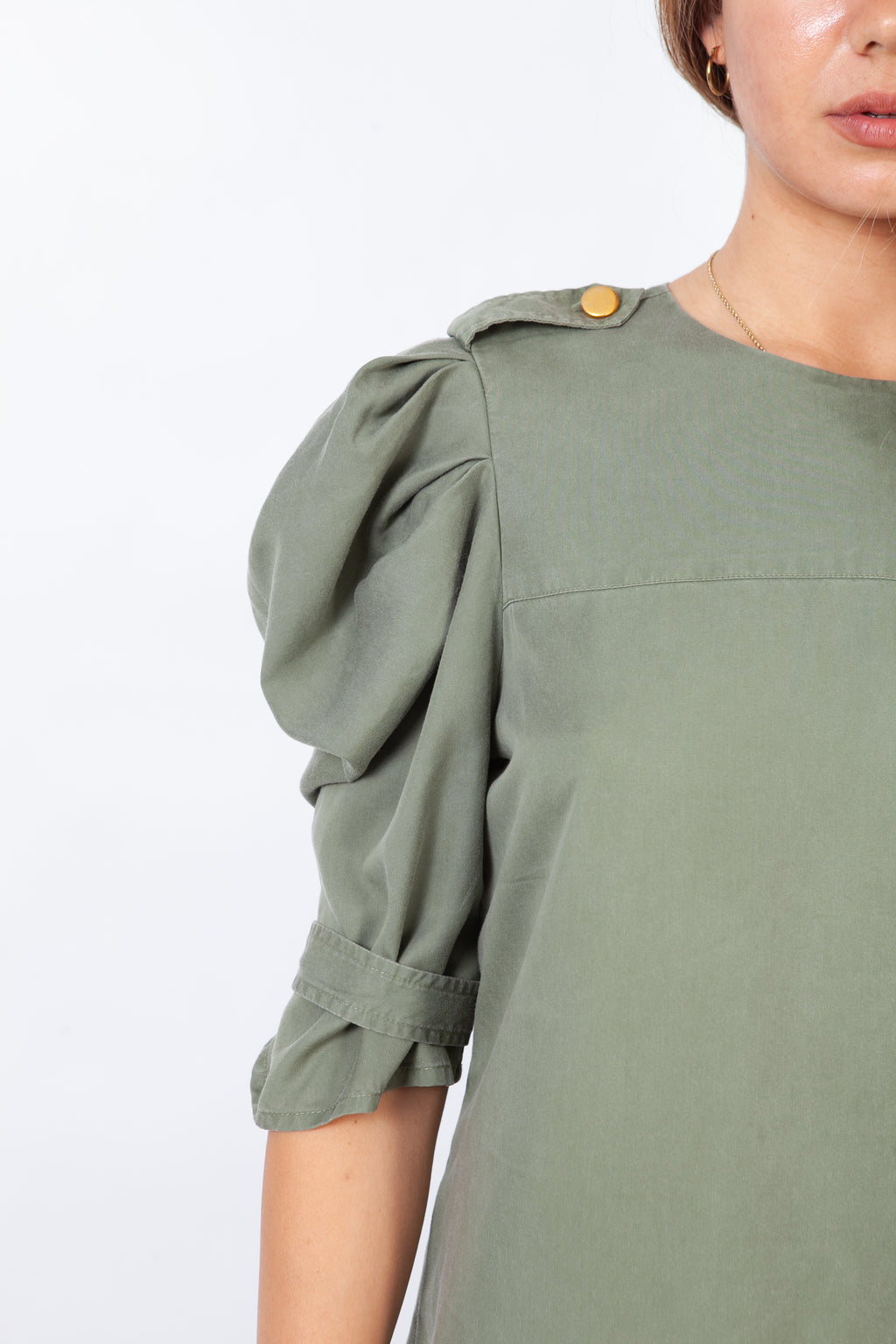 Vestido con bolsillos y mangas hinchadas verde militar
