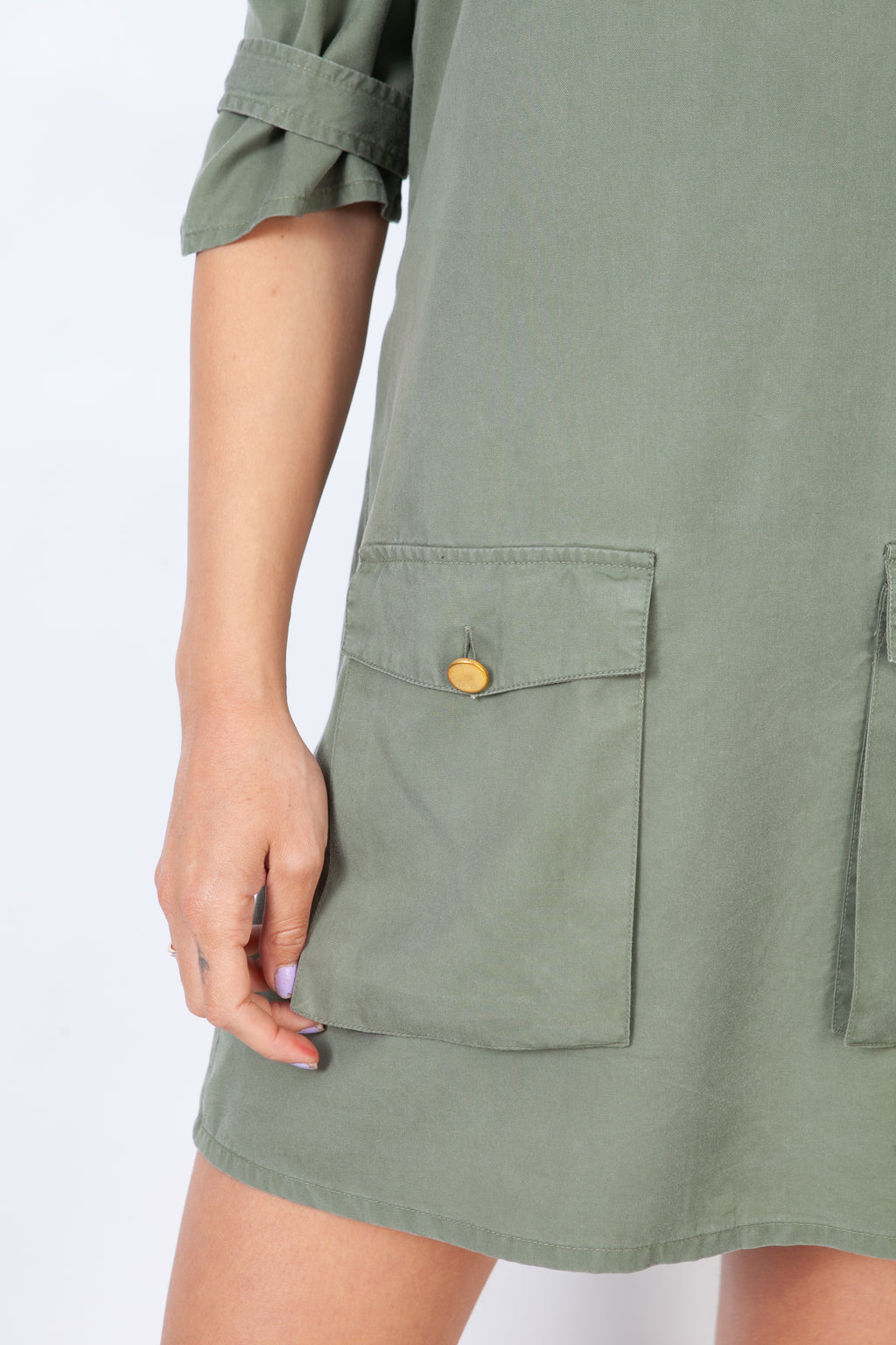 Vestido con bolsillos y mangas hinchadas verde militar