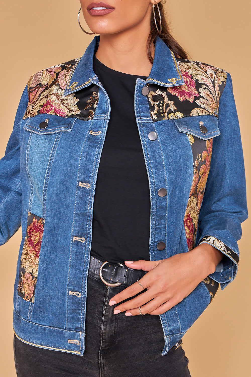 Chaqueta vaquera con detalle floral