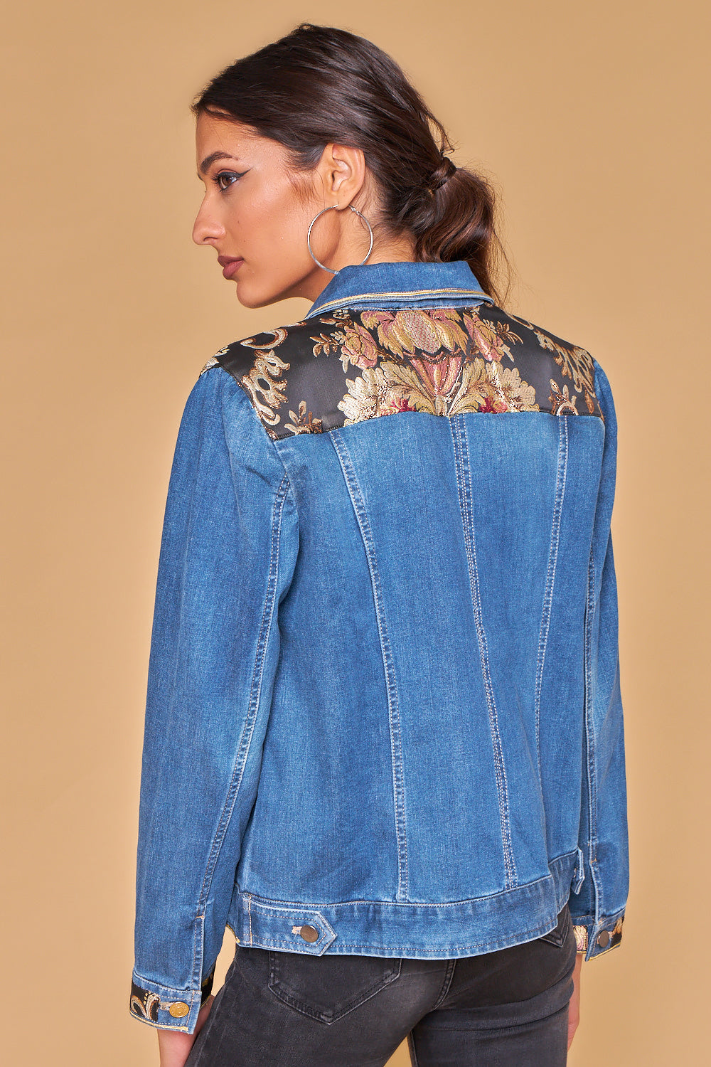 Chaqueta vaquera con detalle floral