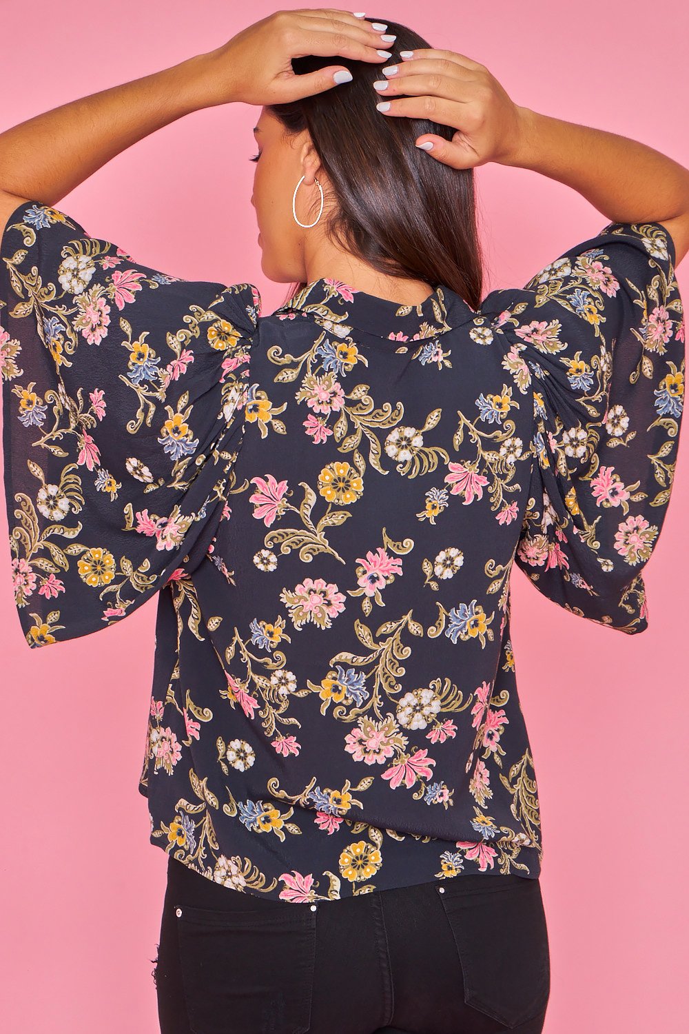 Blusa Estampada con manga acampanada -Negra
