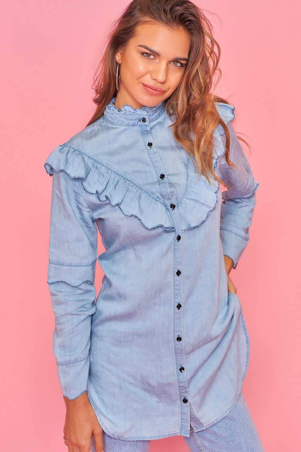 Blusa larga vaquera con volane en la parte alta frontal - Azul claro