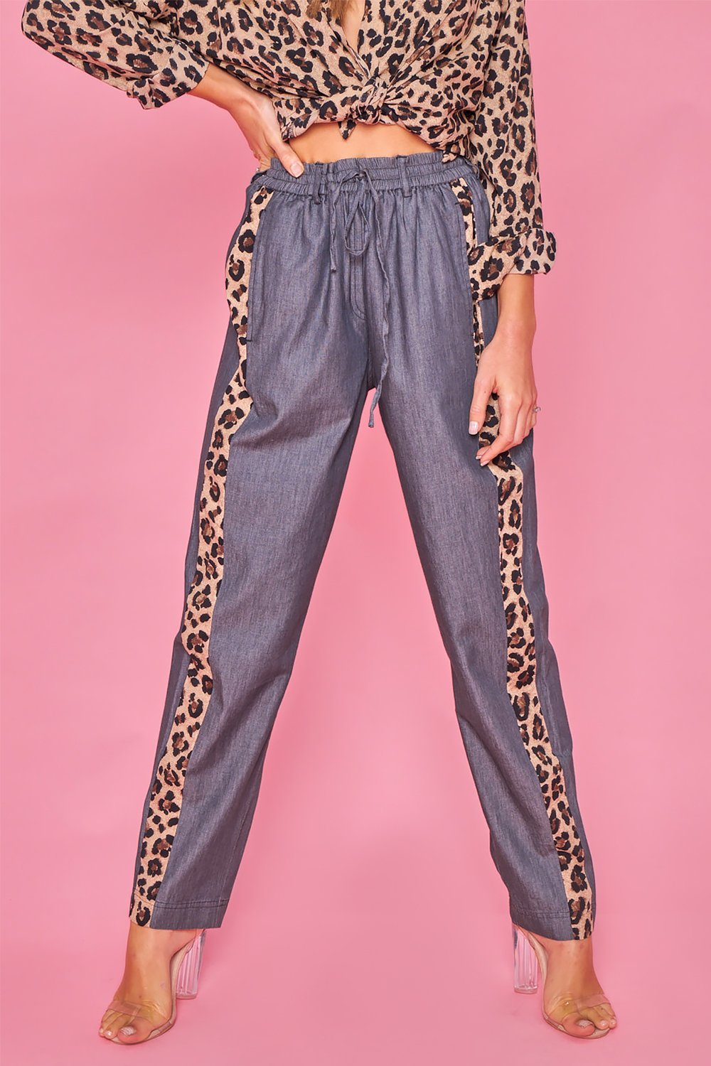 Pantalones jogger con estampado en el lateral- Gris