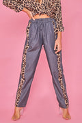 Jogger con detalle animal en gris denim