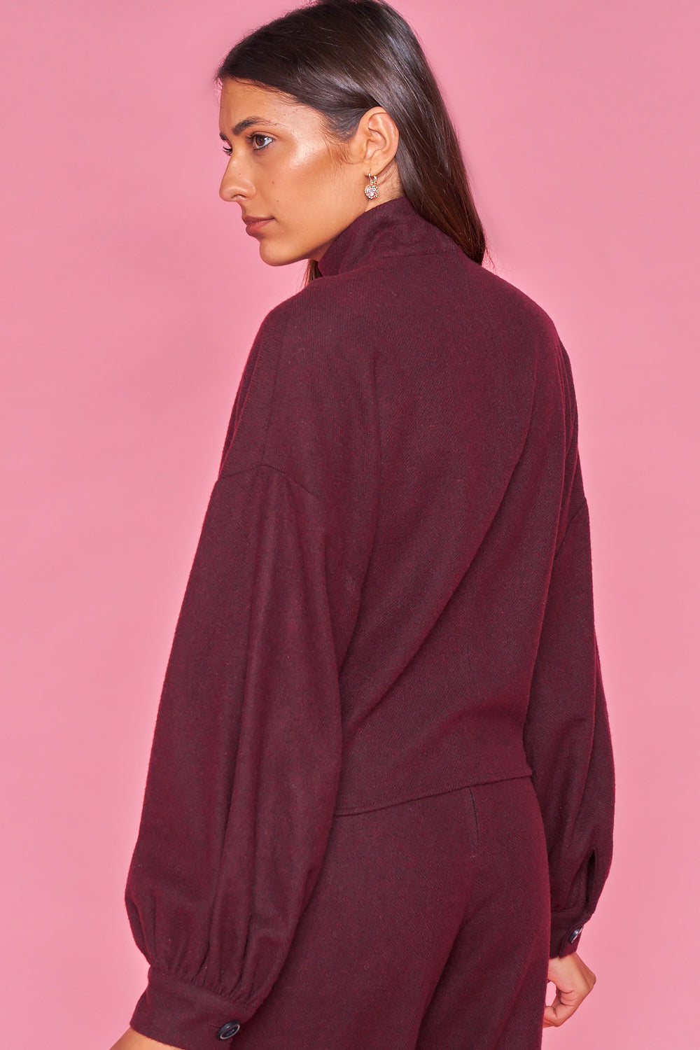 Blusa de tela gruesa ancha color burdeos