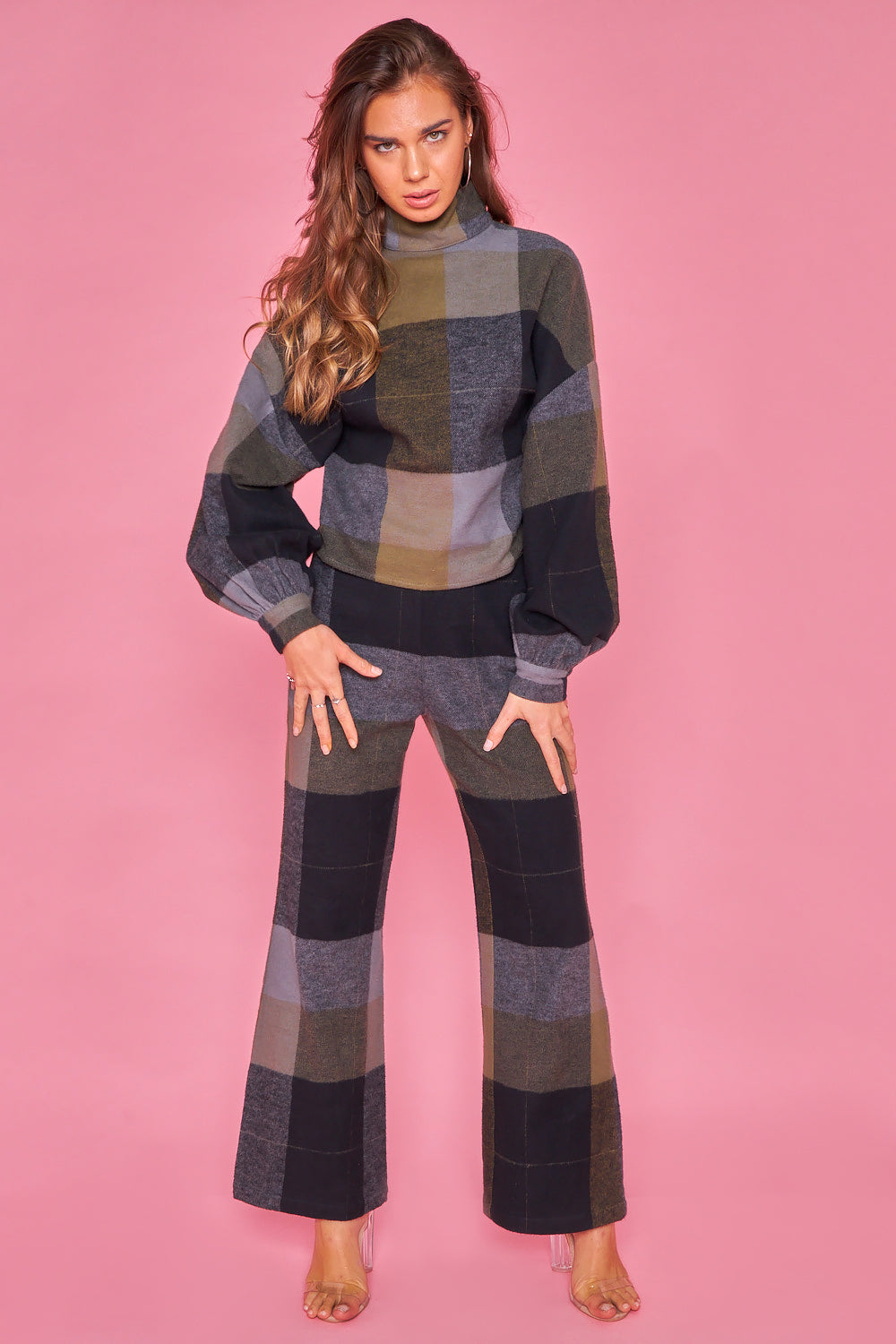 Pantalón de cuadros, ancho y de tela gruesa