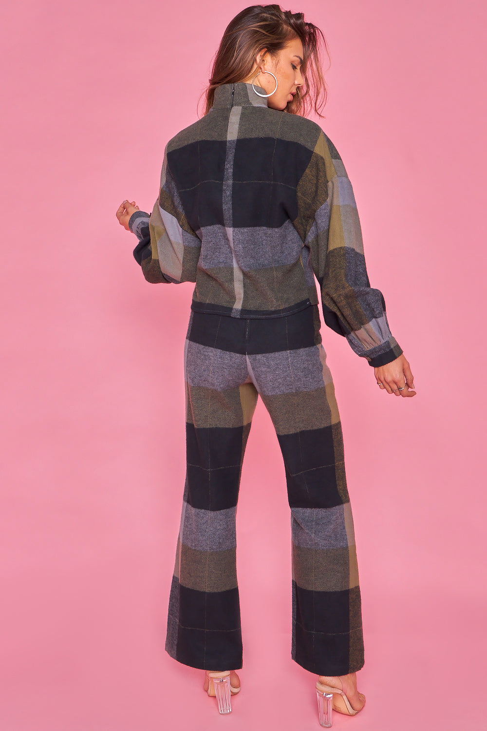 Pantalón de cuadros, ancho y de tela gruesa