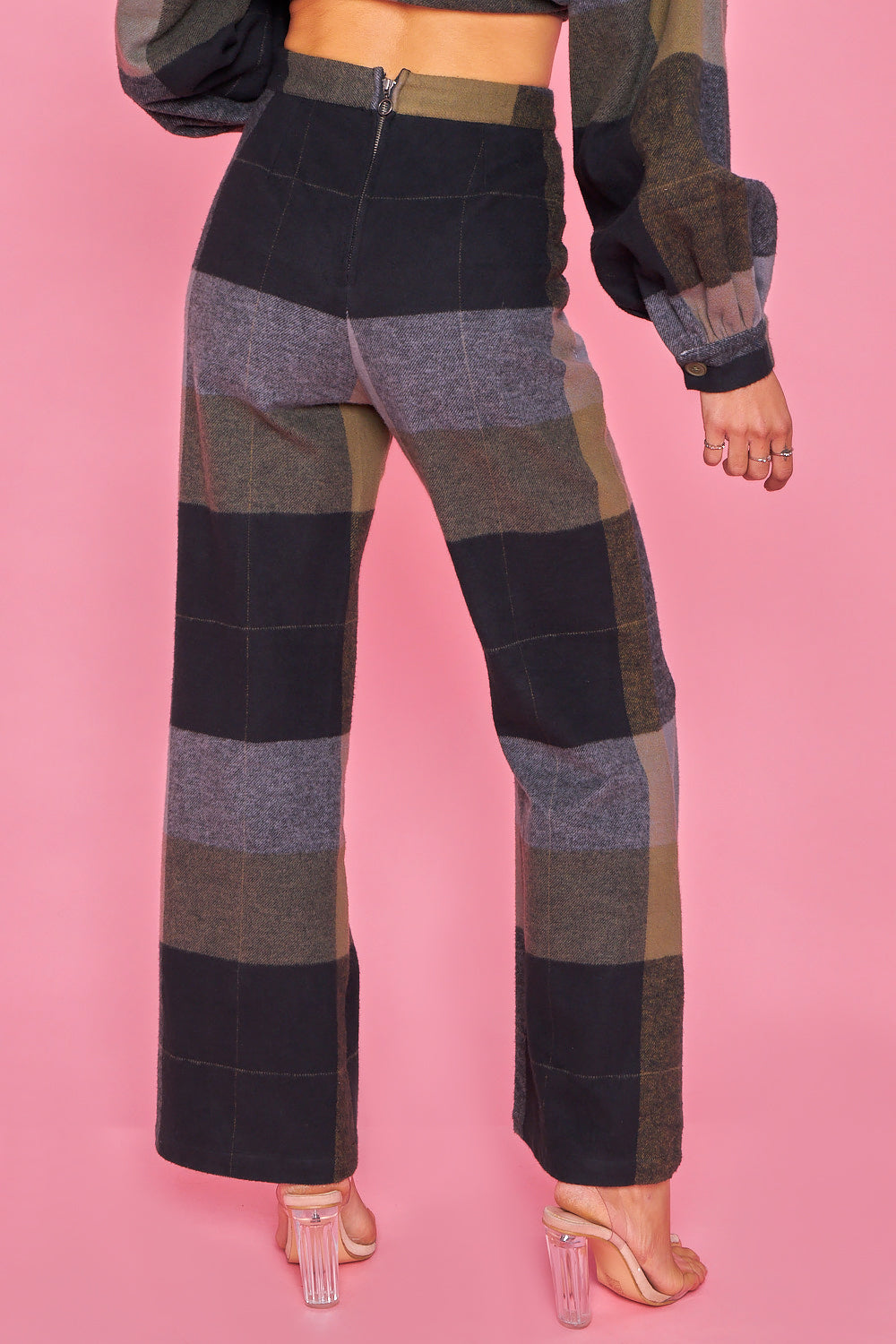 Pantalón de cuadros, ancho y de tela gruesa