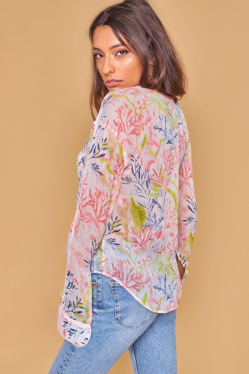 camisa abotonada con manga abierta, estampado