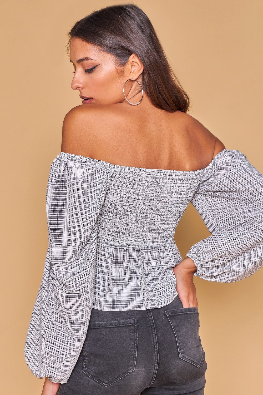 top hombros al descubierto con mangas hinchadas - Blanco y negro