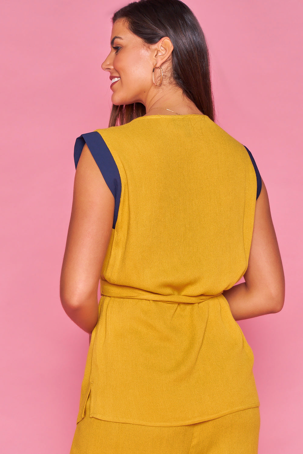 Camisa amarilla con lazo en la cintura