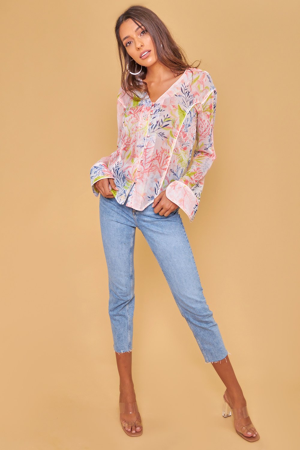 camisa abotonada con manga abierta, estampado