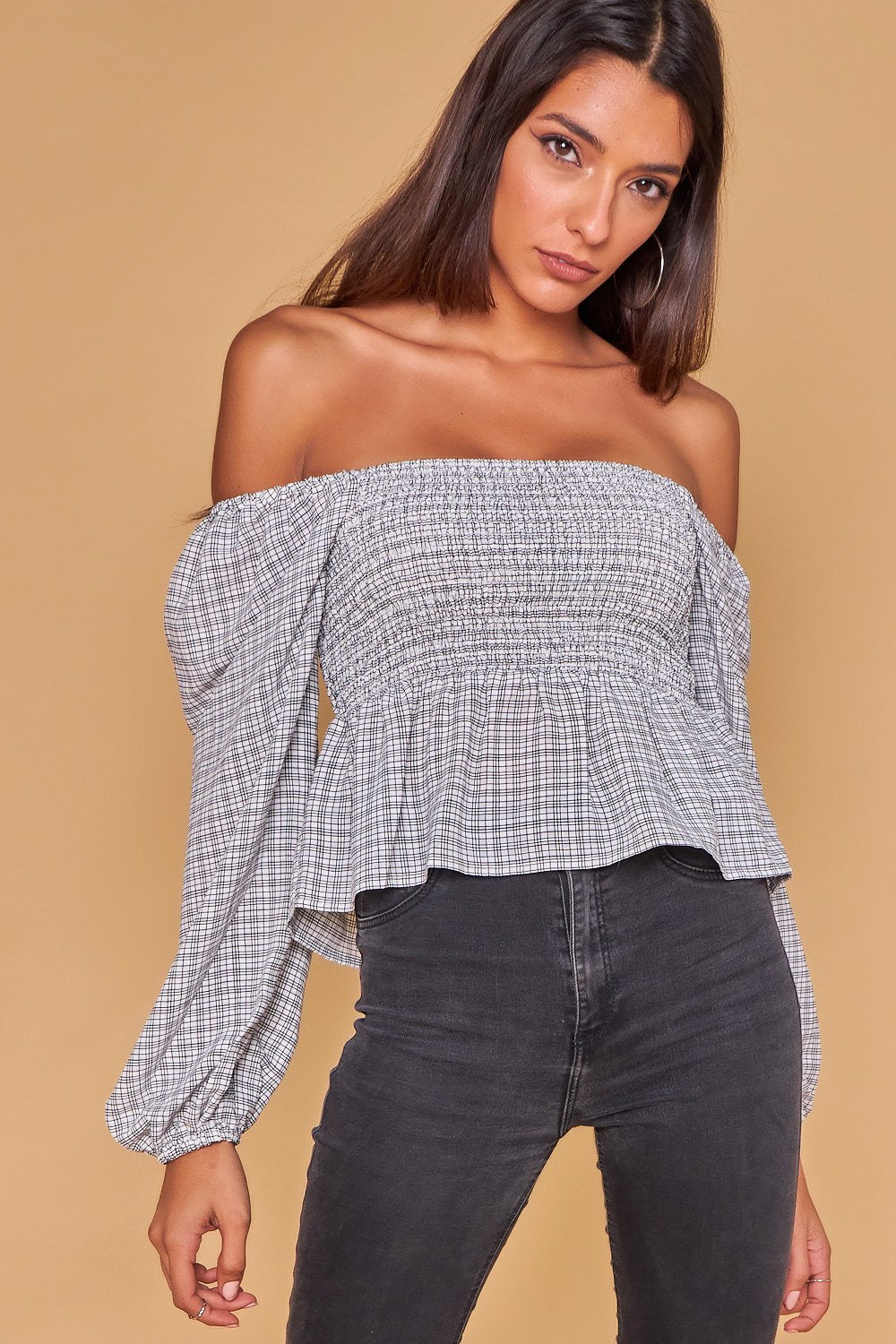 top hombros al descubierto con mangas hinchadas - Blanco y negro