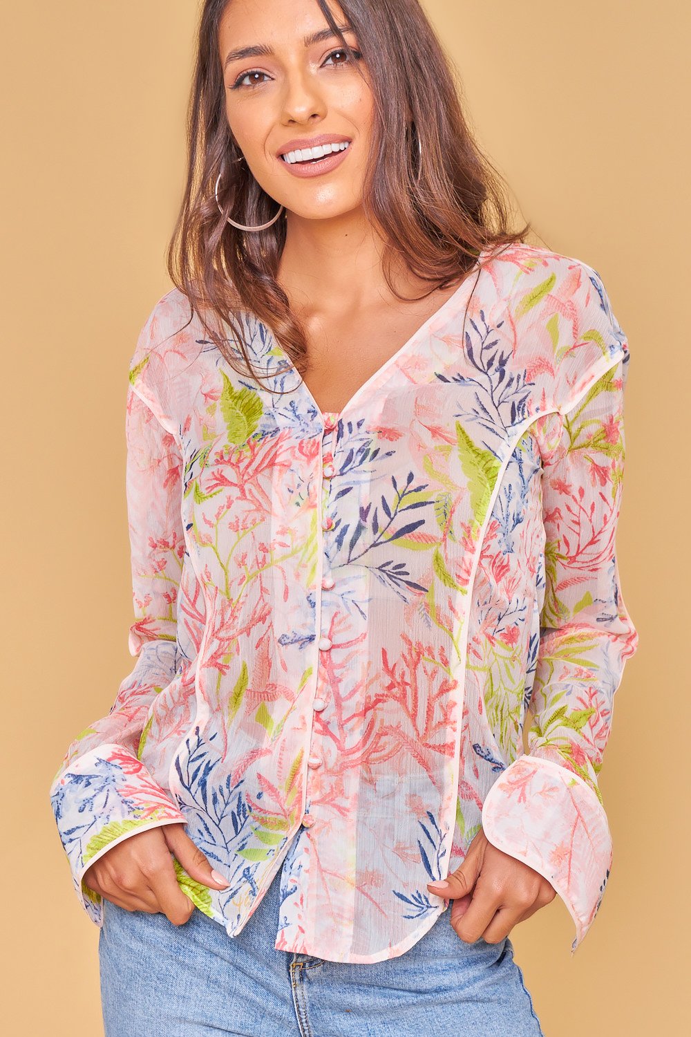 camisa abotonada con manga abierta, estampado