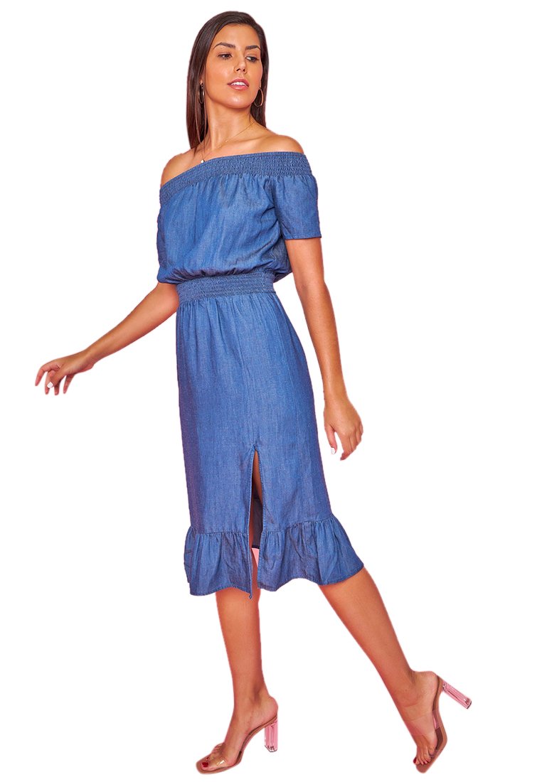 vestido vaquero con raja lateral
